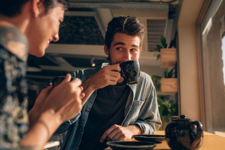 Amigos: Scene 1: Un Acogedor Café en Una Tarde de Domingo