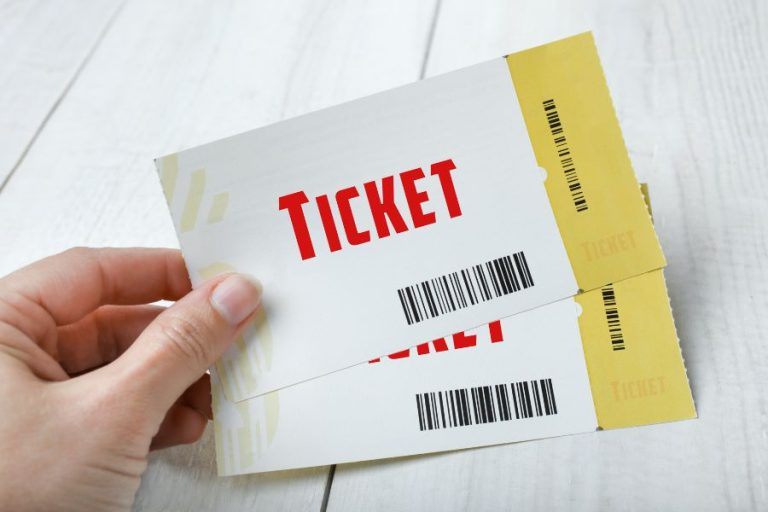 Amigos: Scene 2: Entradas para el Festival de Música