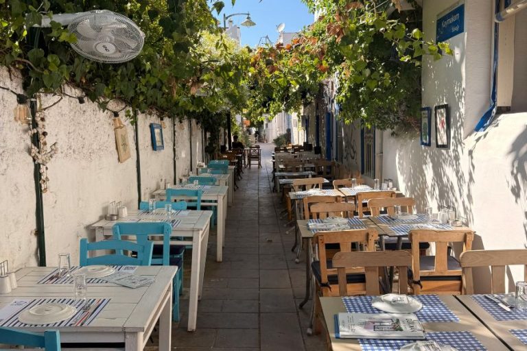 un pequeño restaurante griego