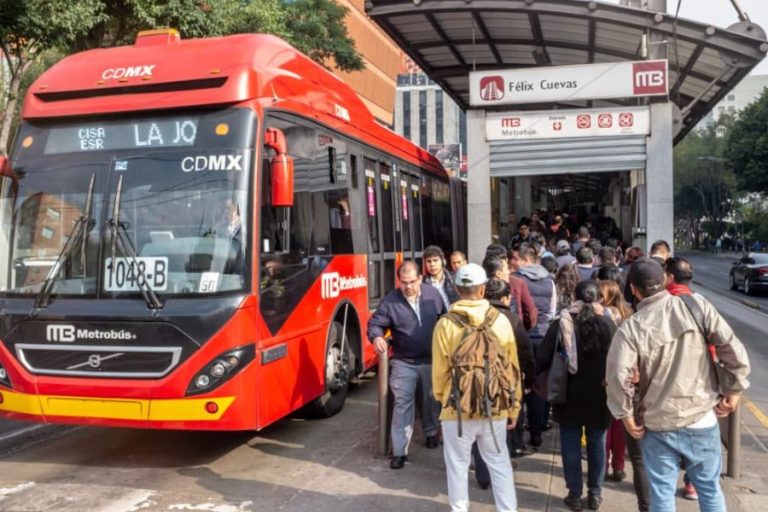 Un metrobus ocupado
