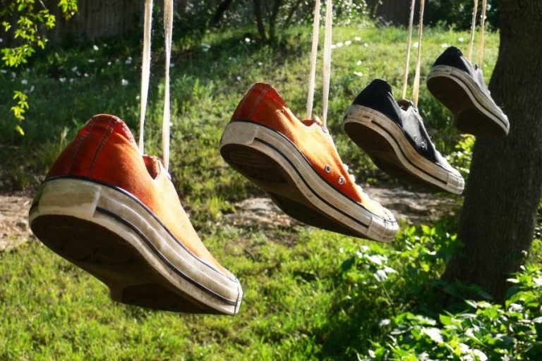Colgando de Sus Cordones